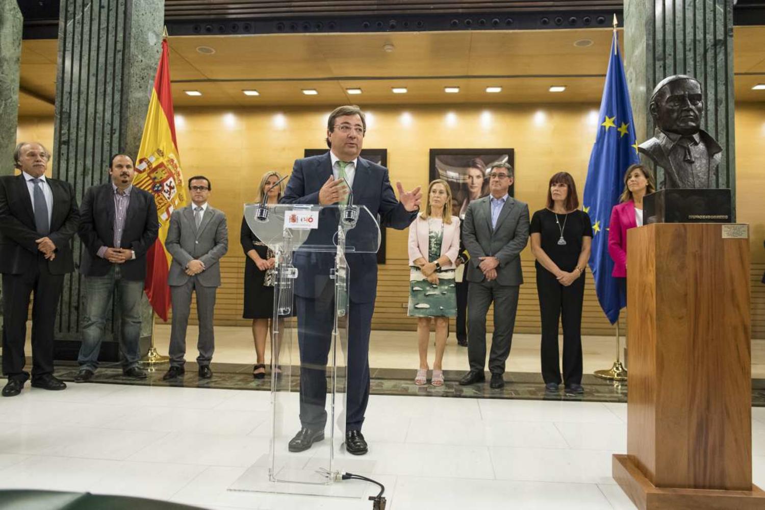 La presidenta del Congreso, Ana Pastor, inaugura el busto de Diego Muñoz-Torrero junto a Guillermo Fernández Vara, Presidente de la Junta de Extremadura y otras autoridades. Congreso de los Diputados