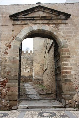 Portada de acceso a la Puerta del Capitel