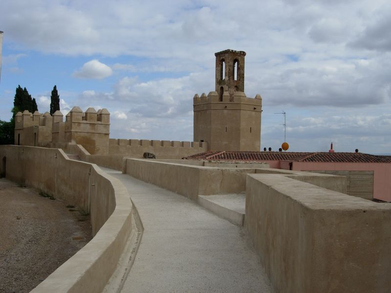 Alcazaba de Badajoz. Vista del adarve y al fondo la Torre de la Atalaya o de Espantaperros